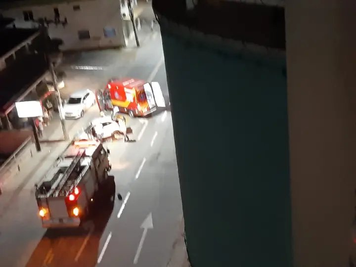 Bombeiros são acionados para colisão de carro contra poste em Brusque