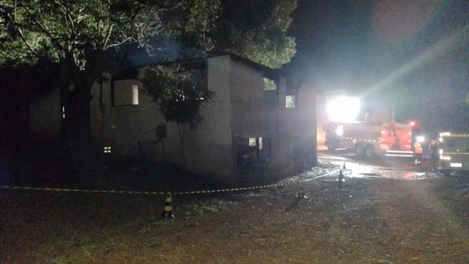 Casa pega fogo e homem morre carbonizado