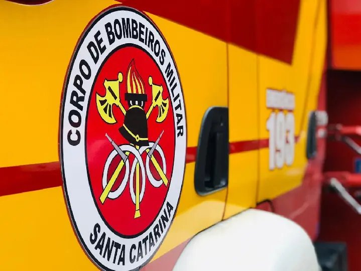 Homem de 32 anos fica ferido ao levar facada na mão