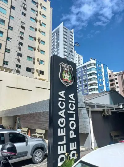Mulher que se passava por assessora de celebridade é presa