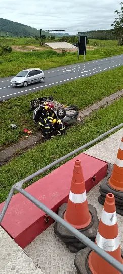 Saída de pista seguida de capotamento deixa um ferido na BR 470