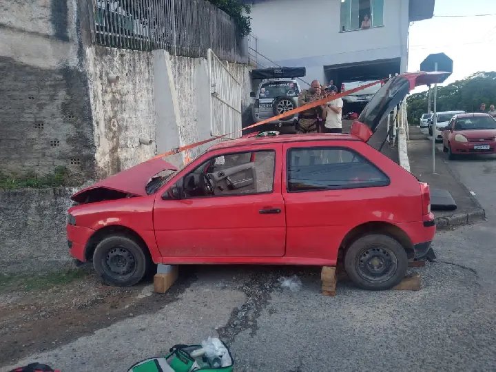 Quatro pessoas ficam feridas após colisão de carro contra muro