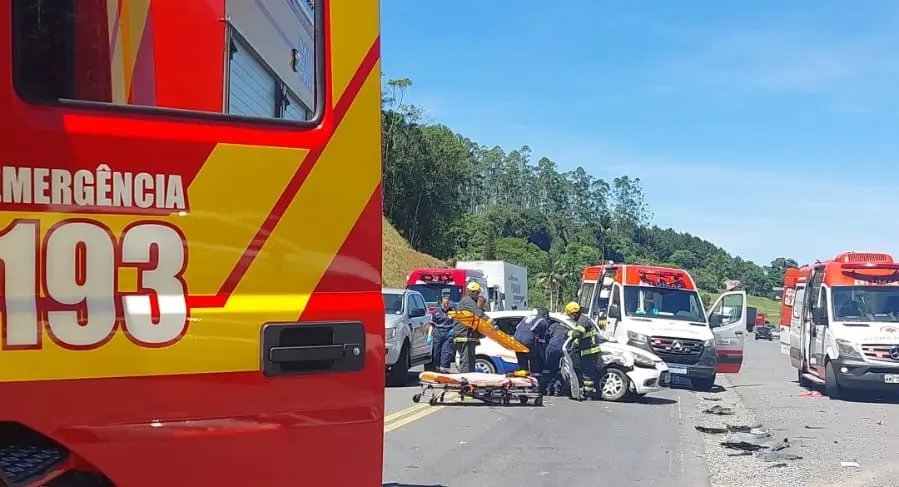 Duas pessoas ficam feridas após acidente envolvendo quatro carros 