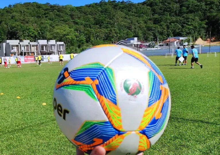 Brusque já treina com as novas bolas do Catarinense