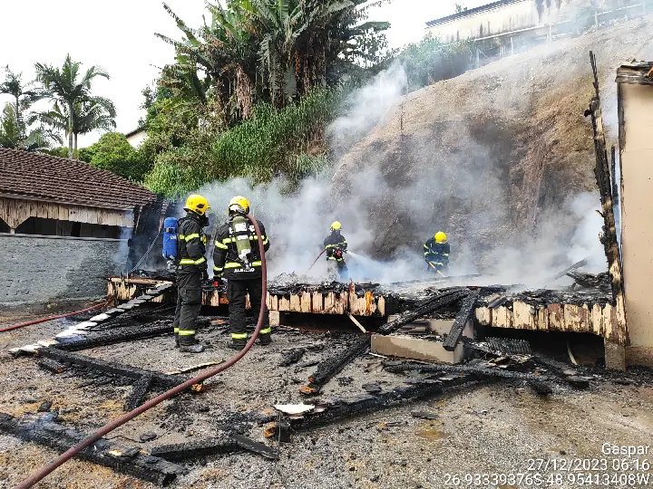 Casa de madeira é totalmente destruída por incêndio 
