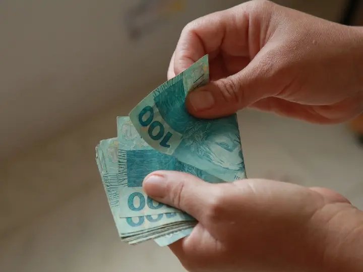 Lula assina decreto que reajusta salário mínimo para R$ 1.412