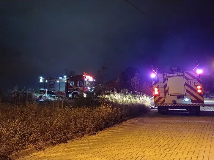 Bombeiros apagam incêndio em vegetação no bairro Souza Cruz