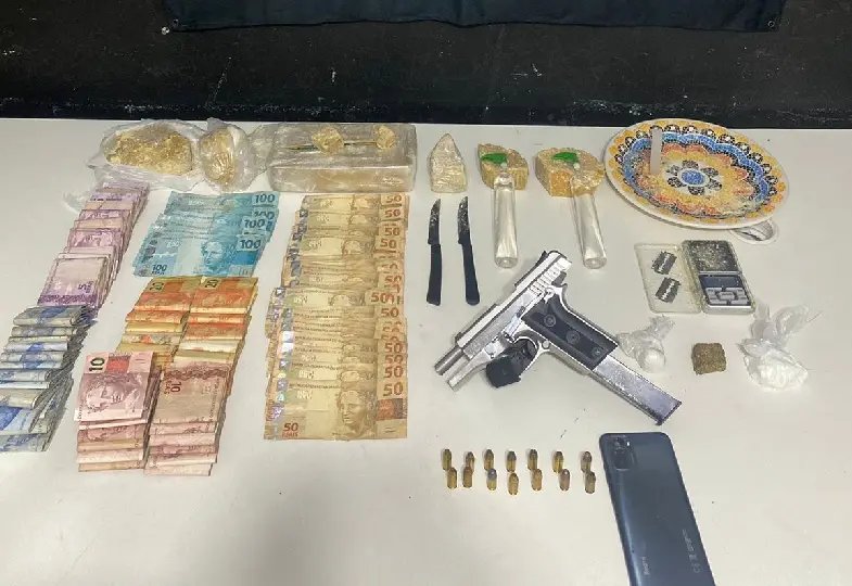 Homem é preso com drogas, dinheiro e arma de fogo
