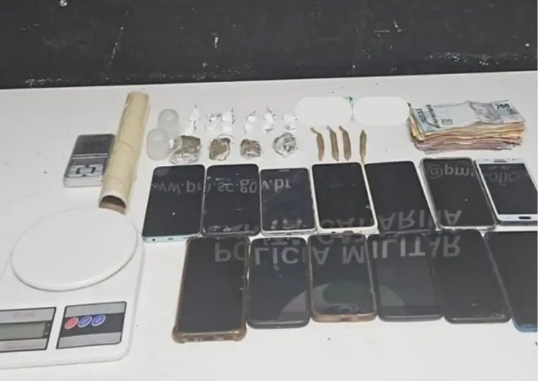Denúncia ajuda PM a descobrir ponto de tráfico de drogas