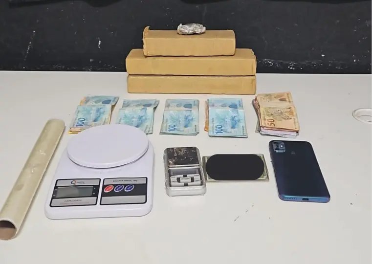 Homem tenta fugir de abordagem, mas acaba preso com drogas