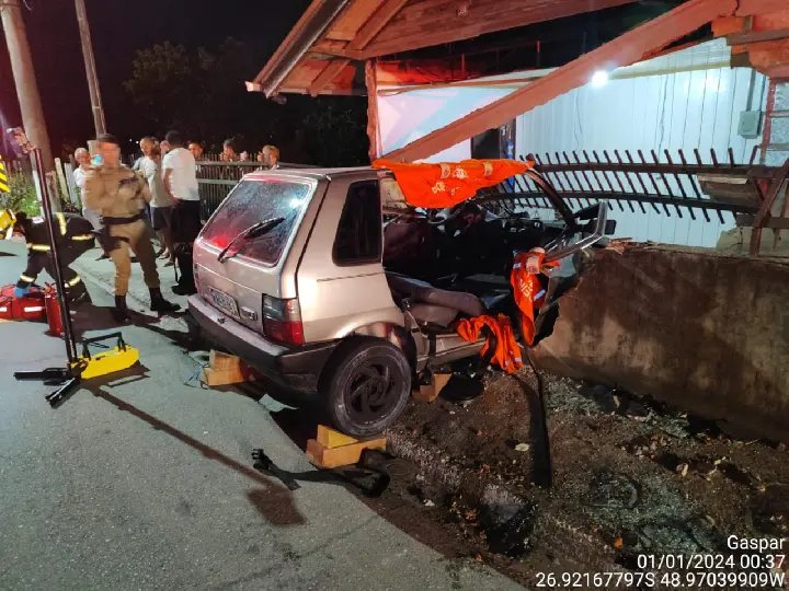 Carro bate contra muro e invade propriedade na madrugada da virada