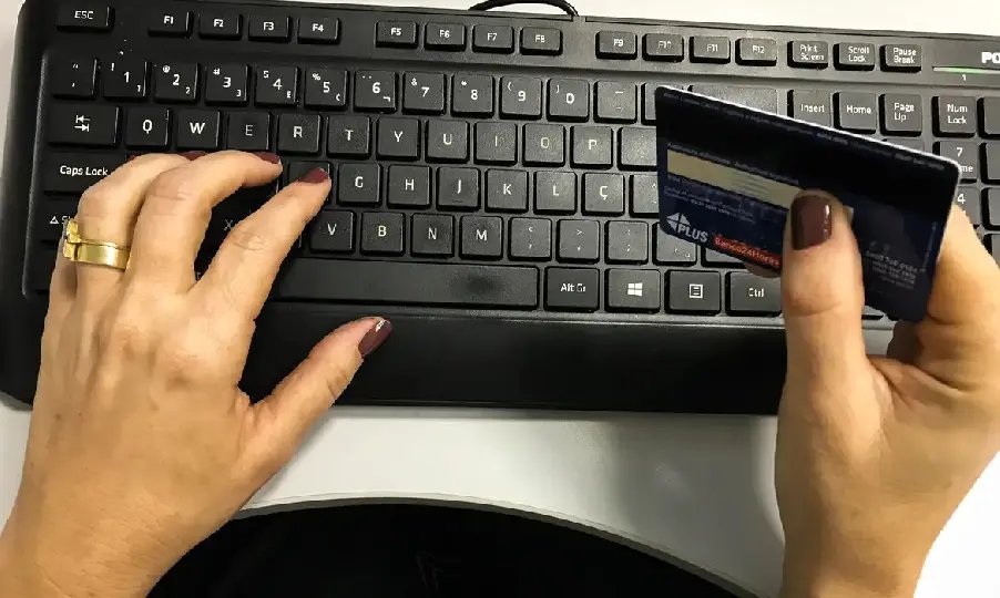 Juros do cartão de crédito passam a ser limitados a 100% da dívida
