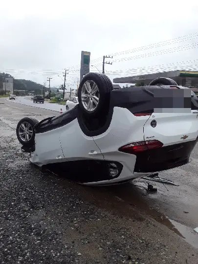 Colisão entre carros deixa mulher hospitalizada