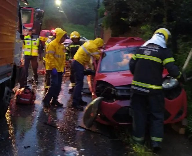 Caminhão e carro se chocam, deixando jovem ferido