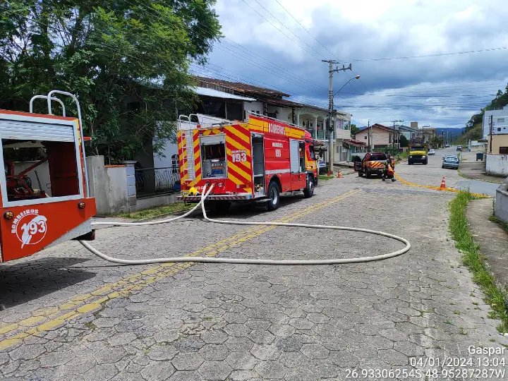 Bombeiros usam dez mil litros de água para conter incendio