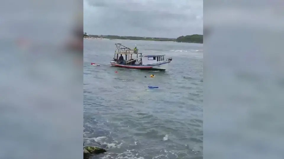 Mulher grávida de sete meses é resgatada de naufrágio em SC