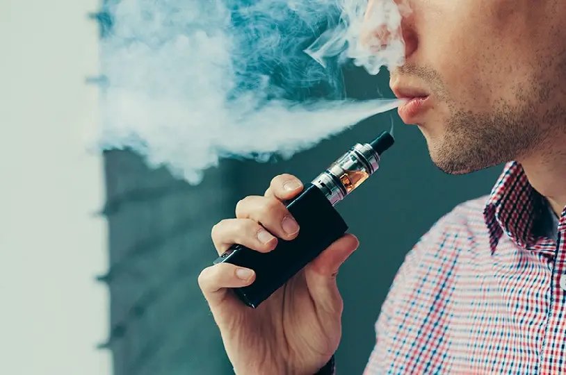 Projeto prevê prisão e multa para venda de cigarro eletrônico a menor