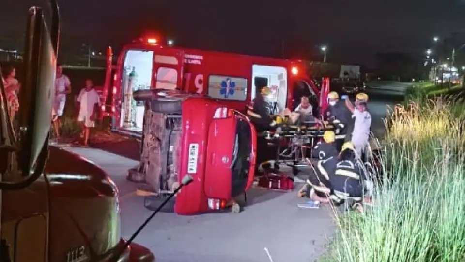 Grávida de gêmeos capota carro e vai para o hosptial 