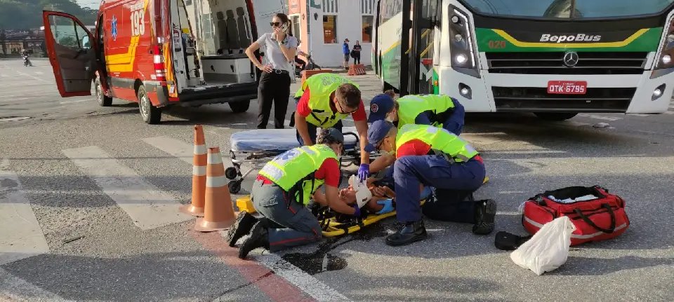 Mulher é atropelada por ônibus no Centro de Brusque