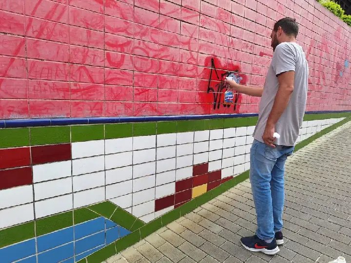 Pichações começam a ser removidas em diversos pontos de Brusque