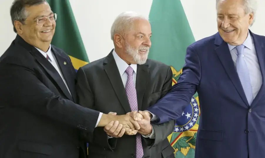 Ex-ministro do STF assume vaga de Dino no Governo