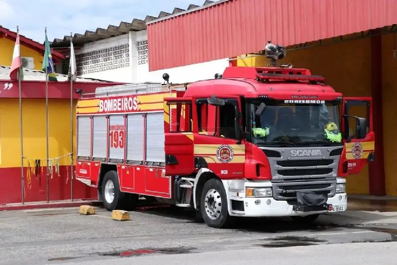 Homem despenca de muro, a dois metros de altura