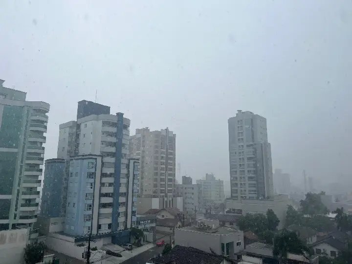 Defesa Civil emite alerta para chuva intensa