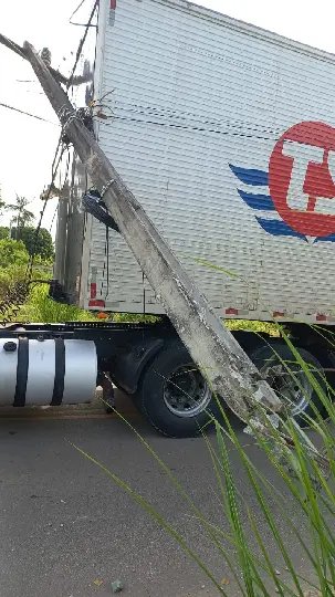 Caminhão arrebenta fios, derruba poste e deixa bairro sem luz