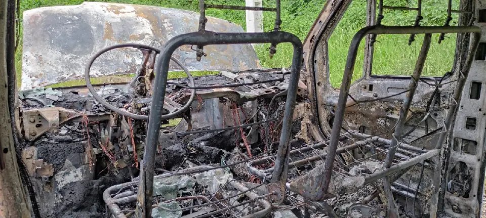 Veículo que transportava grupo de pessoas  é consumido por incêndio 