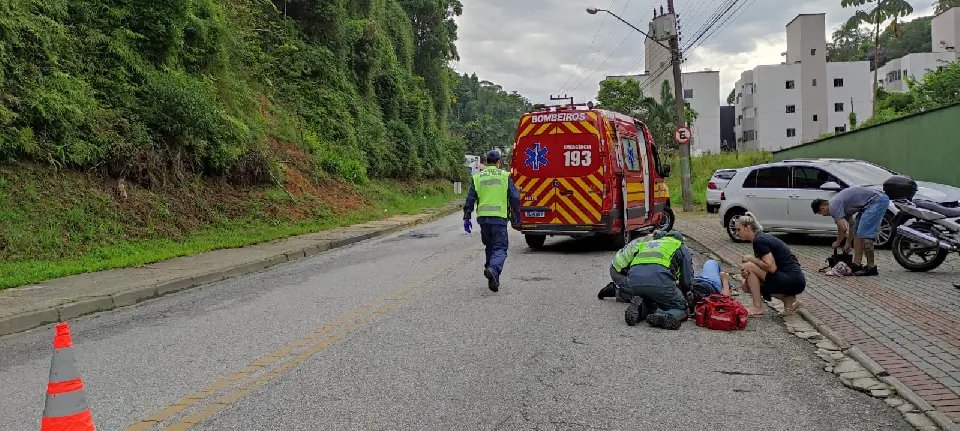 Carro desvia de buraco e acerta motociclista no Centro