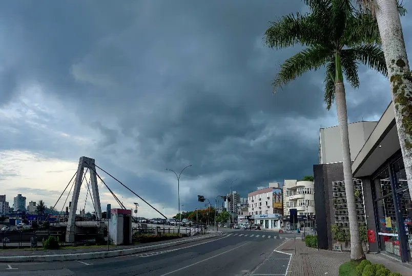 Alerta aponta frente fria com temporais em Brusque