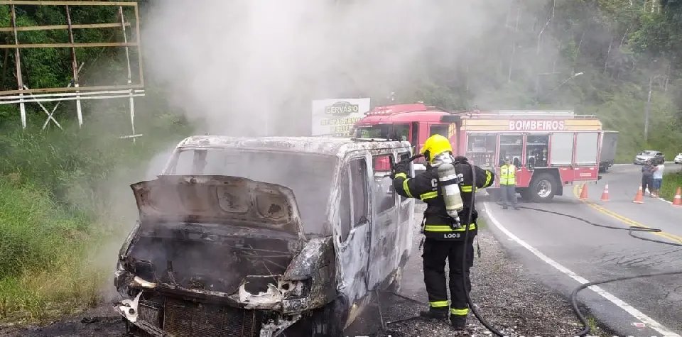 Bombeiros utilizaram 500 litros de água para apagar chamas