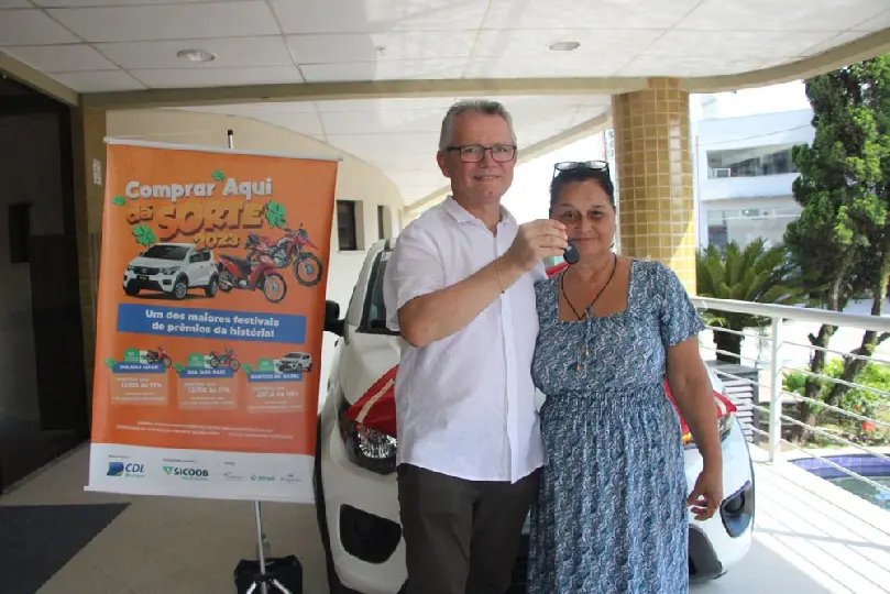 CDL entrega carro para ganhadora da promoção Comprar Aqui Dá Sorte 