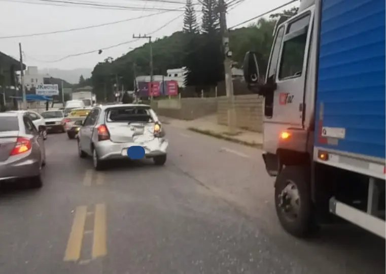 Dois são hospitalizados após colisão entre caminhão e carro