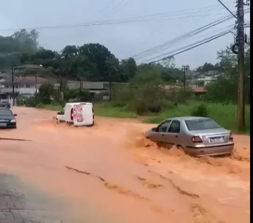 (VIDEO) Temporal volta a causar transtornos nas ruas de Brusque