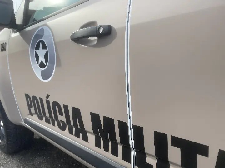 Homem tem surto e esfaqueia duas pessoas no bairro Azambuja 