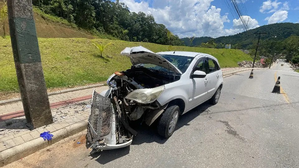 Colisão de carro em poste deixa uma pessoa ferida em Brusque