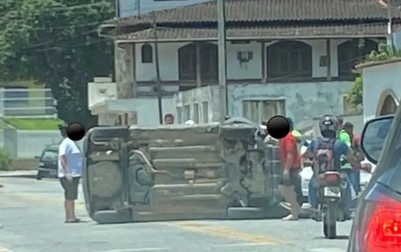 Carro tomba após acidente na Primeiro de Maio