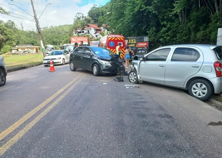 Colisão frontal deixa quatro feridos na Primeiro de Maio