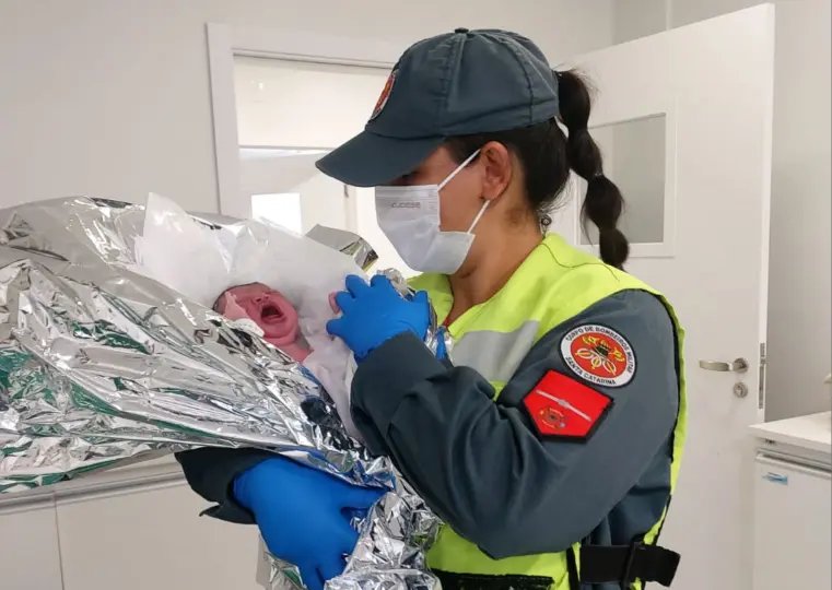 Bebê ‘apressadinho’ chega antes da equipe de socorro
