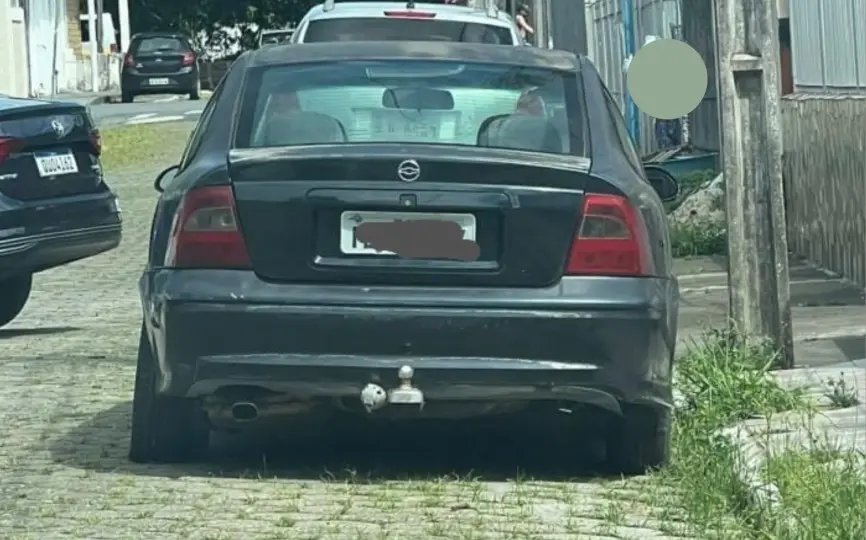 Ladrões chamam guincho para levar carro furtado