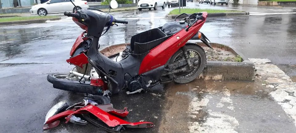Motociclista fica ferida após colisão com carro em Brusque