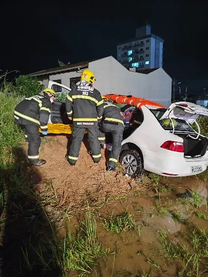 Carro colide contra monte de areia e deixa feridos