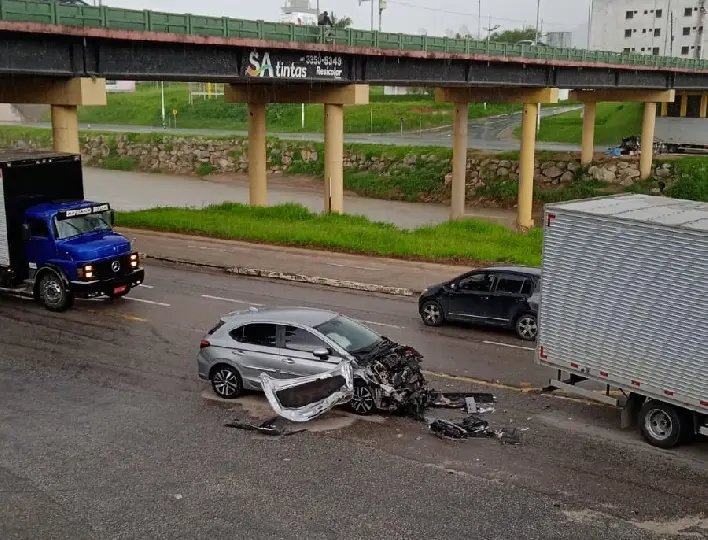 Carro tem a frente destruída após colisão com caminhão em Brusque 