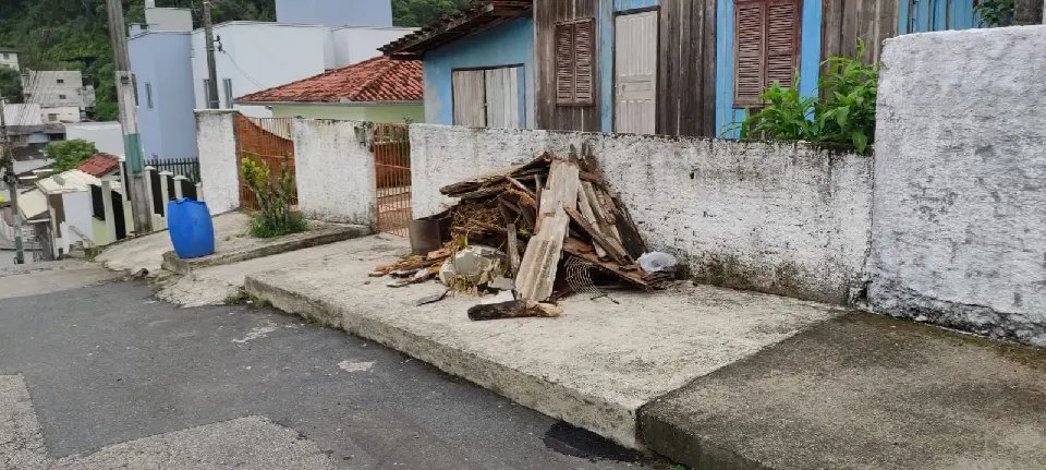 Caminhão prometido para recolher lixo não passou