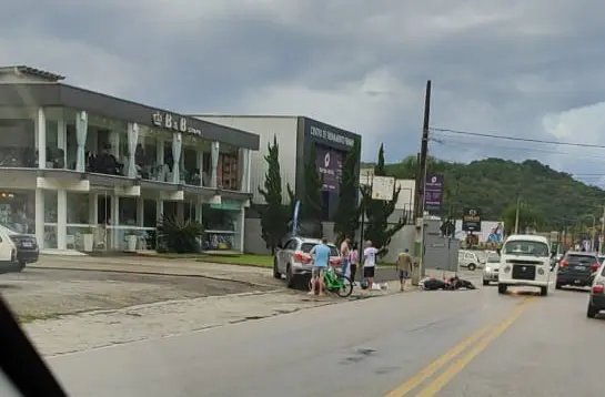 Motociclista e pedestre ficam feridos em atropelamento em Brusque 