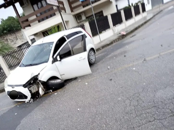 Motorista sobe calçada e atinge placa para evitar acidente