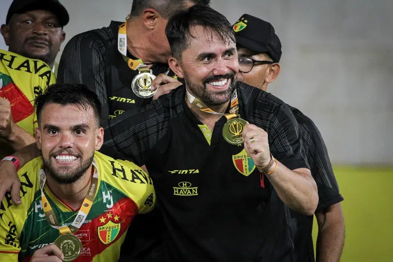 Luizinho Lopes completa 50 jogos no comando do Quadricolor