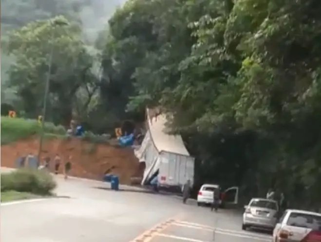 (VIDEO) Caminhão com produto químico tomba na Serra Dona Francisca