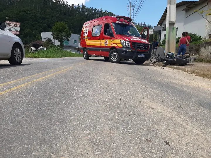Acidente deixa motociclista ferido no bairro São Pedro